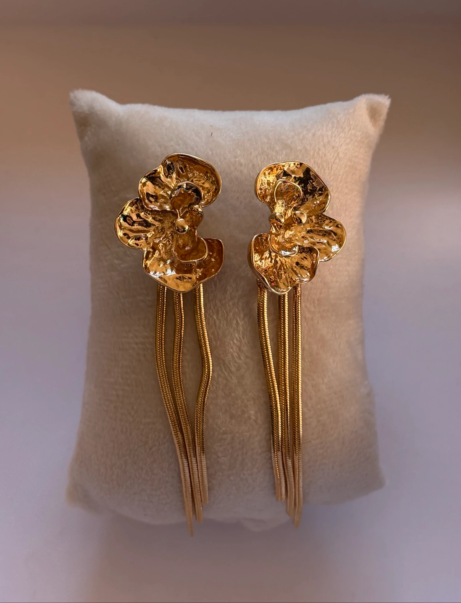 Boucles d’oreilles dorées pendantes effet martelé
